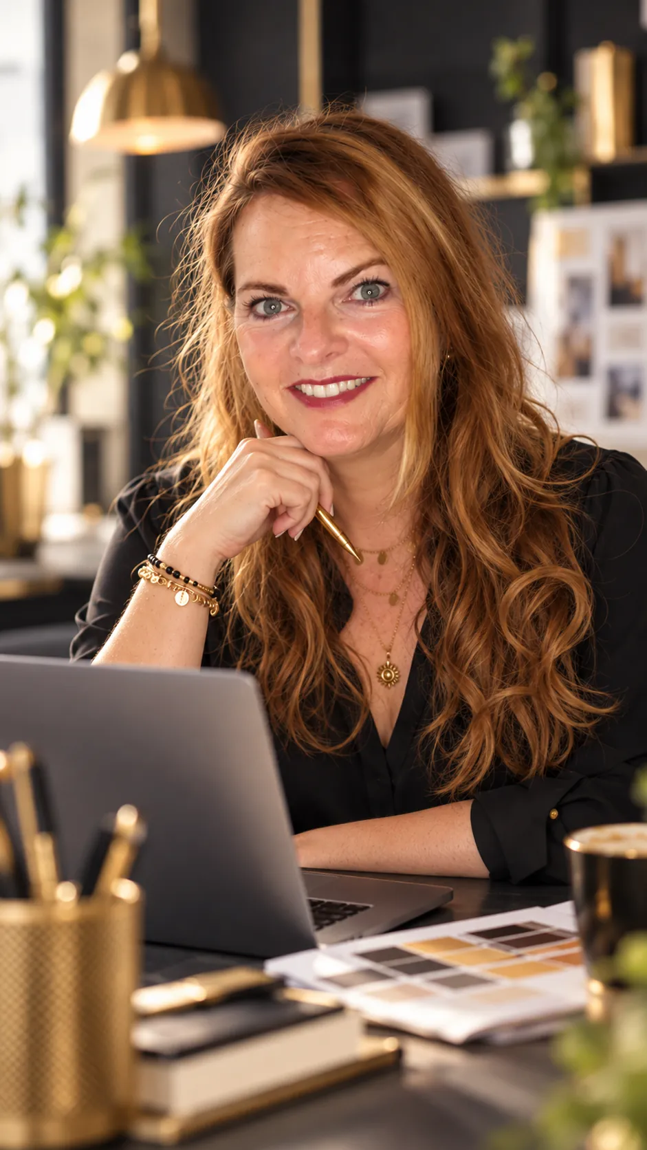 Denise Dobra, Inhaberin der Werbeagentur Denise, am Schreibtisch